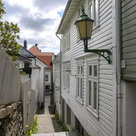& Quiet By Bryggen - Norwegians Minimum Age 25 Bergen