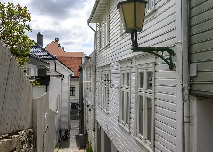 & Quiet By Bryggen - Norwegians Minimum Age 25 Bergen